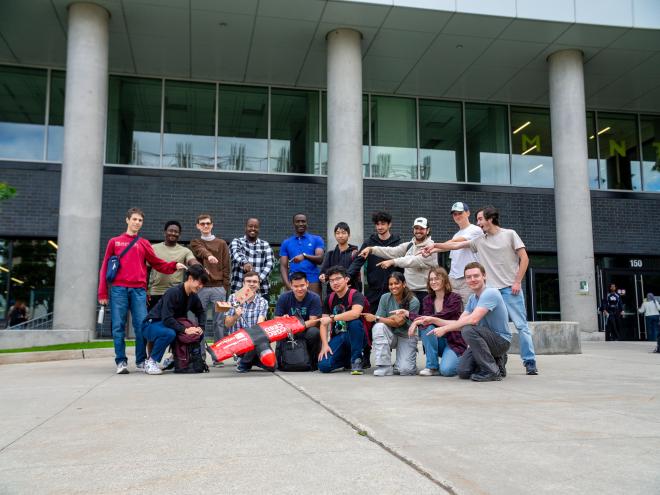 Photo de groupe de l&rsquo;équipe de recherche et de compétition en aérospatiale de l&rsquo;Université d&rsquo;Ottawa devant un bâtiment de l&rsquo;Université, prise à l&rsquo;automne 2024.